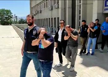 Çaldıkları araçları sahiplerine satmaya çalıştılar