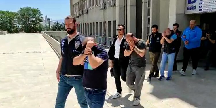 Çaldıkları araçları sahiplerine satmaya çalıştılar