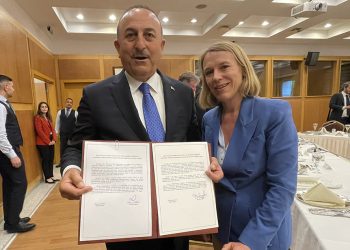 Çavuşoğlu anlaşmayla poz verdi; Norveçliler Türkiye’ye sadece kimlikle girebilecek