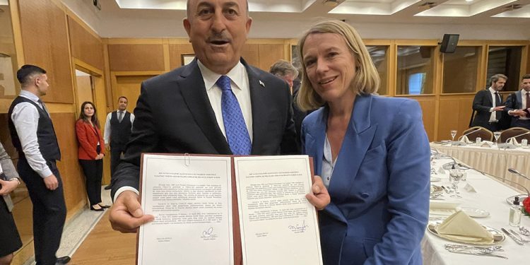 Çavuşoğlu anlaşmayla poz verdi; Norveçliler Türkiye’ye sadece kimlikle girebilecek