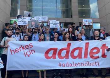 Çağlayan'daki 116’ncı Adalet Nöbeti, tutuklanan 16 gazeteci için gerçekleştirildi