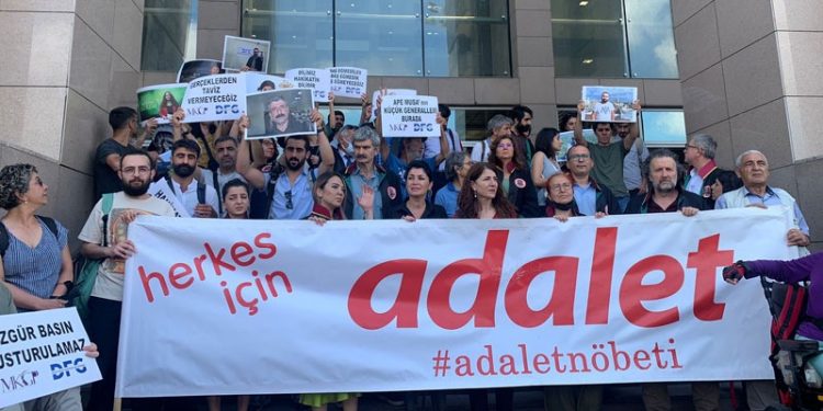 Çağlayan'daki 116’ncı Adalet Nöbeti, tutuklanan 16 gazeteci için gerçekleştirildi