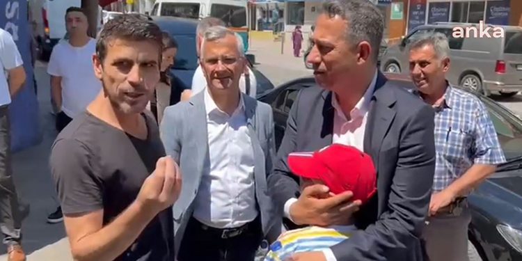 Çocuğuna karne hediyesi alamadığını söyleyen baba: Cebimde 5 kuruş para yok; ben oğlumu nasıl sevindireceğim