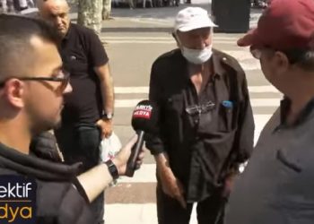 &Ccedil;&ouml;pten aldığı ayakkabıyı g&ouml;steren vatandaş: &lsquo;Fakirlik yok, her şey g&uuml;ll&uuml;k g&uuml;listanlık&rsquo;