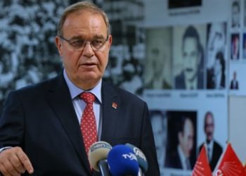 &Ouml;ztrak: Milletine k&uuml;freden cumhurbaşkanına ilk kez şahit olduk