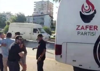 Ümit Özdağ'ın koruma aracı kaza yaptı, ortalık karıştı: 'Korumalar 'Sen kime korna çalıyorsun?' dediler, arabamıza çarpıp eşimi ve ben darp ettiler