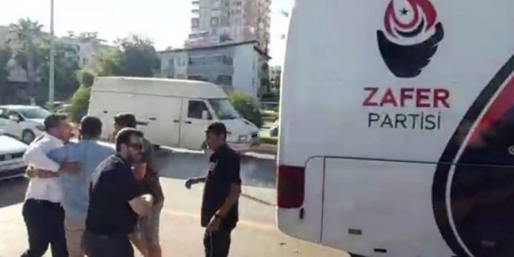 Ümit Özdağ'ın koruma aracı kaza yaptı, ortalık karıştı: 'Korumalar 'Sen kime korna çalıyorsun?' dediler, arabamıza çarpıp eşimi ve ben darp ettiler