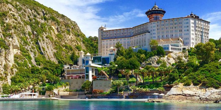 Ünlü ailenin 70 yıllık oteli için ikinci iflas kararı