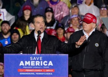 Üzerinde tarih olmayan oy pusulaları, Pennsylvania'daki Senato ön seçim oylarının sayımını durdurdu