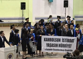 İLEF’li öğrenciler tutuklu gazeteciler için pankart açtı: Kahrolsun istibdat, yaşasın hürriyet
