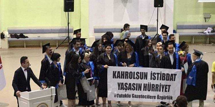 İLEF’li öğrenciler tutuklu gazeteciler için pankart açtı: Kahrolsun istibdat, yaşasın hürriyet