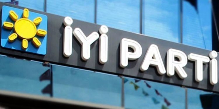 İYİ Parti'de dört ilçe başkanı ve yönetimi görevden alınarak teşkilatlar feshedildi