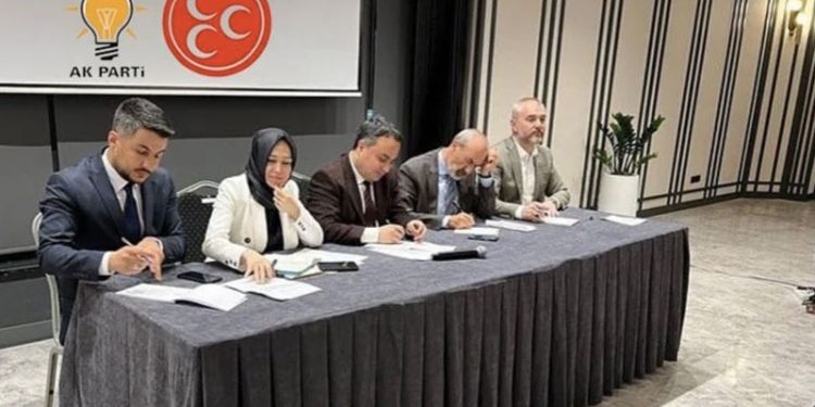 İddia: Muhtarlar ‘bürokratlarla toplantı’ diye gitti, karşılarına Cumhur İttifakı yöneticileri çıktı