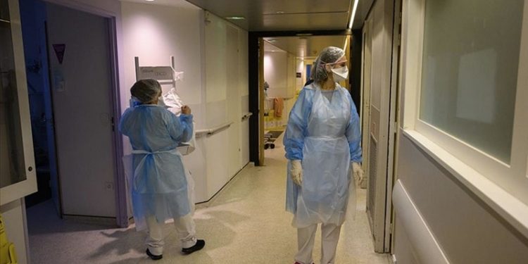 İhtiyaçlarını karşılayamayan sağlık çalışanları mesleklerini bırakıyor: Açlıktan ölüyoruz