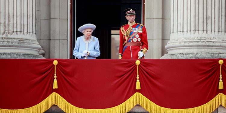 İngiltere Kraliçesi II Elizabeth, St Paul Katedrali'ndeki Şükran Günü ayinine katılmayacak