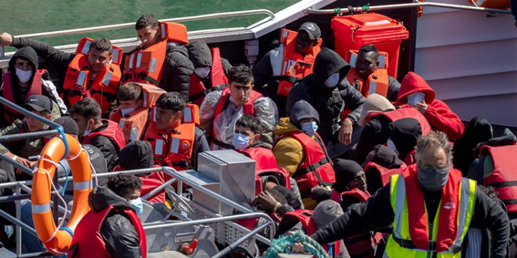 İngiltere, göçmen ve mültecileri 14 Haziran'da Ruanda'ya göndermeye başlayacak