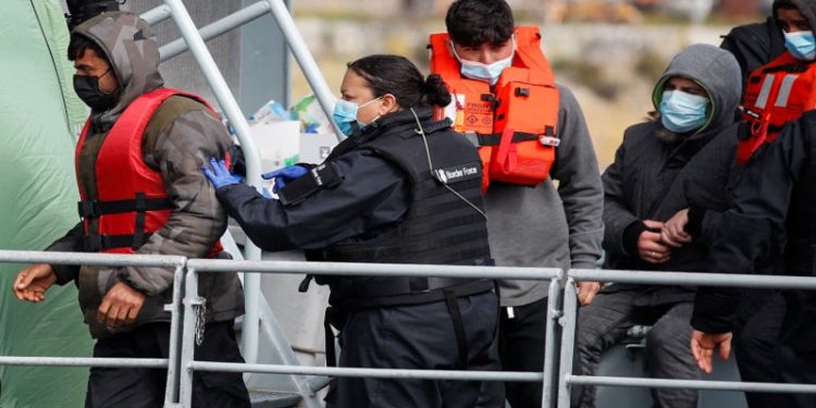 İngiltere göçmenlere GPS takip cihazı takacak