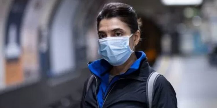 İngiltere ve Kuzey İrlanda'da Covid-19 vakalarında artış eğilimi görüldü