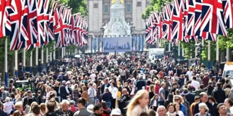 İngiltere'de Platin Jübile heyecanı: Kraliçe 2. Elizabeth'in tahttaki 70. yılı 4 gün boyunca birçok etkinlikle kutlanacak