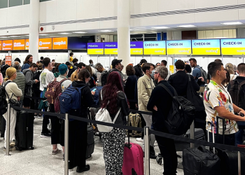 İngiltere'de bir haftada 400'e yakın uçuş iptal edildi, yolculara 'tek bagaj' tavsiyesi geldi