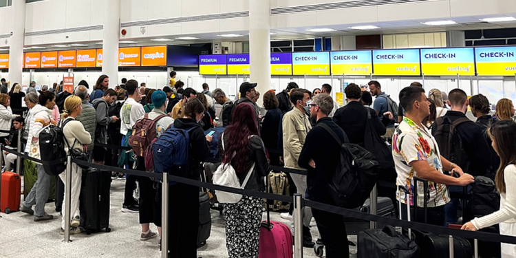 İngiltere'de bir haftada 400'e yakın uçuş iptal edildi, yolculara 'tek bagaj' tavsiyesi geldi