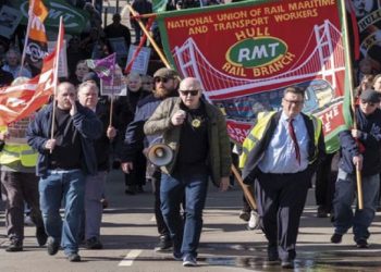 İngiltere'de demir yolu işçileri son 30 yılın en büyük grevinde