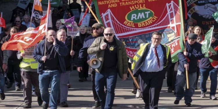 İngiltere'de demir yolu işçileri son 30 yılın en büyük grevinde