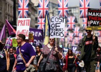 İngiltere'de halk hayat pahalığına karşı yürüdü