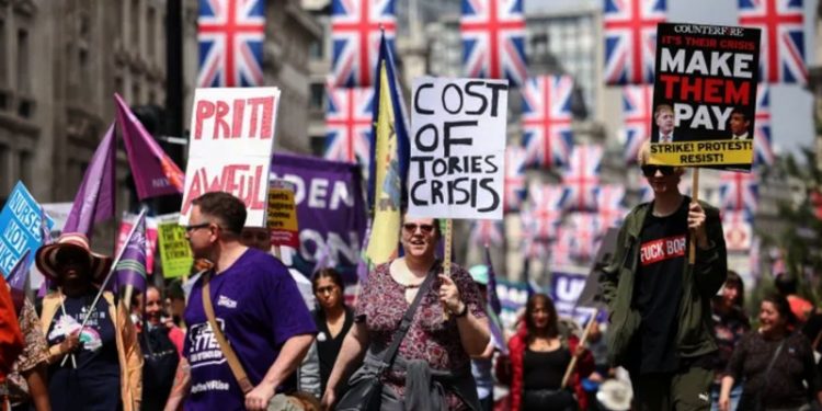 İngiltere'de halk hayat pahalığına karşı yürüdü