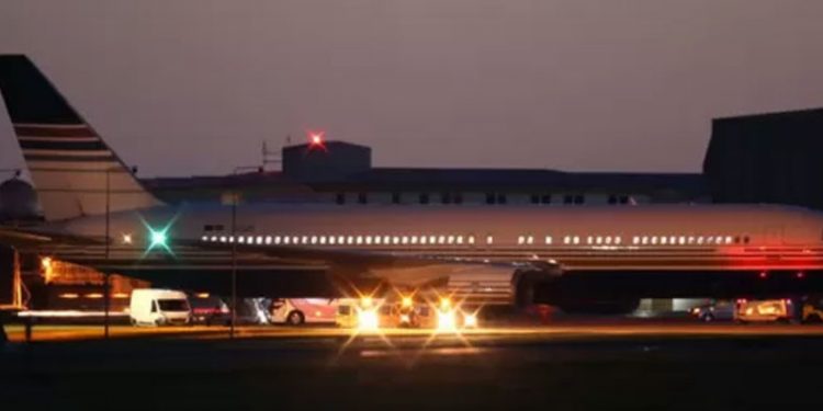 İngiltere'den sığınmacıları Ruanda'ya gönderecek ilk uçak AİHM kararı sonrası son anda iptal edildi