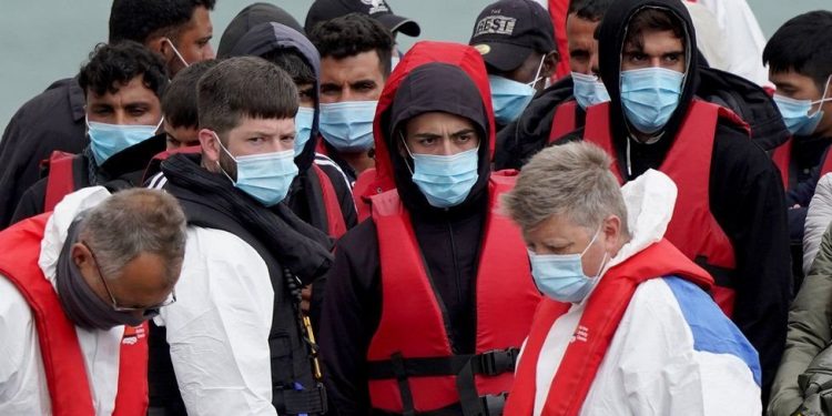 İngiltere'nin sığınmacıları Ruanda'ya gönderme planı: Yüksek Mahkeme, Salı günkü uçuşa izin verdi