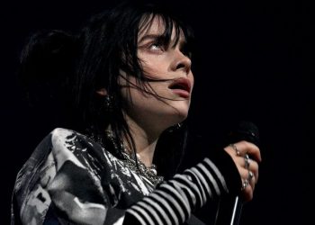 İnsanlar sıcaktan fenalaştı; Billie Eilish konseri durdurdu