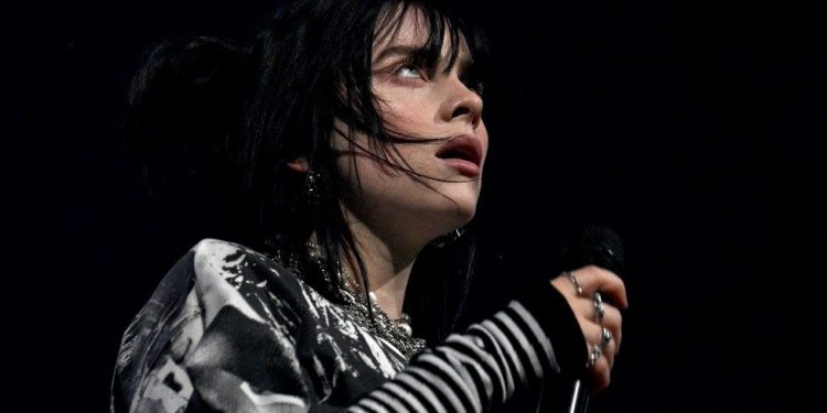 İnsanlar sıcaktan fenalaştı; Billie Eilish konseri durdurdu