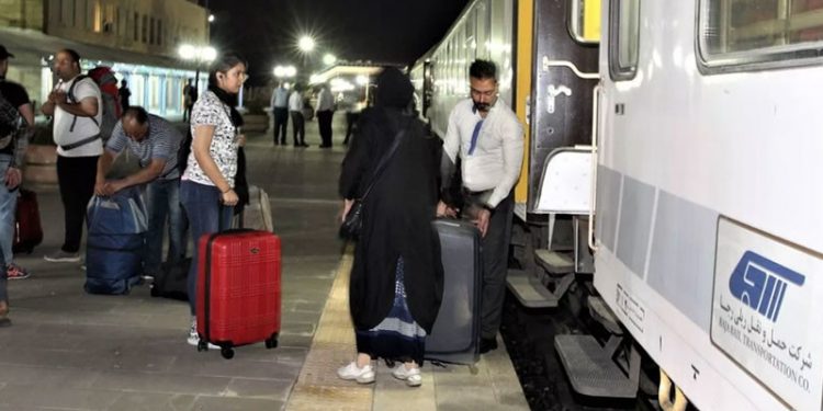 İran'da yolcu treninin raydan çıkması sonucu 21 kişi öldü