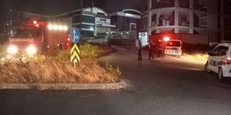 İstanbul'da kimyasal madde bulunan tank devrildi, çalışma başlatıldı