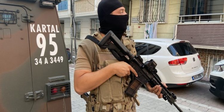 İstanbul'da uyuşturucu tacirlerine helikopter destekli eş zamanlı operasyon