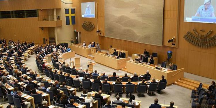 İsveç hükümeti, çekimser kalan Kürt vekilin desteğiyle güven oylamasını kazandı