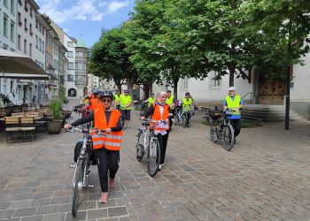 İsviçreli mülteciler, geri itmeleri protesto için pedal çevirdi