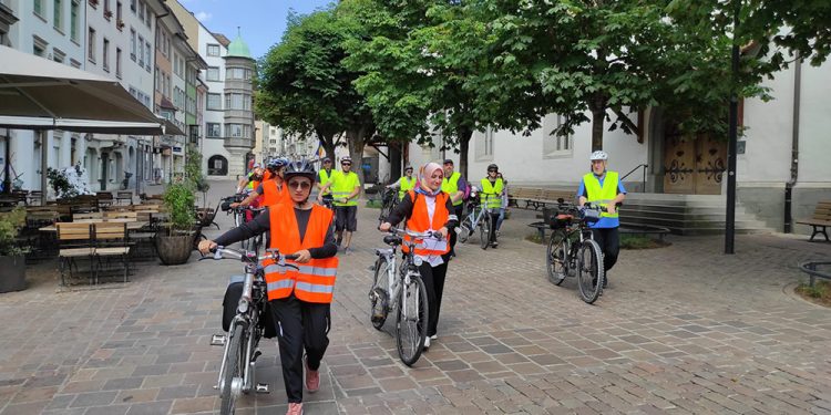 İsviçreli mülteciler, geri itmeleri protesto için pedal çevirdi