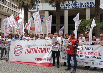 İzmir'de TÜİK protestosu: Sayıları milyonları aşan kamu emekçileri, çocuğunun cebine koyamadığı harçlığın hesabını sandıkta AKP’ye soracaktır