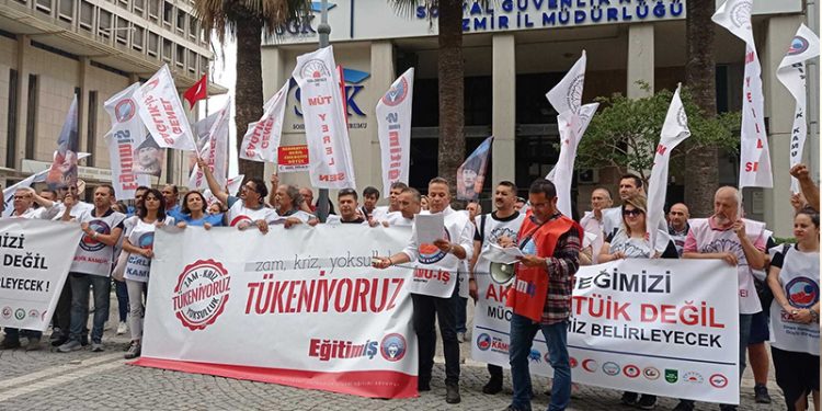 İzmir'de TÜİK protestosu: Sayıları milyonları aşan kamu emekçileri, çocuğunun cebine koyamadığı harçlığın hesabını sandıkta AKP’ye soracaktır
