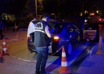İzmir'de polis ekibine silahlı saldırı: 1'i polis 2 yaralı