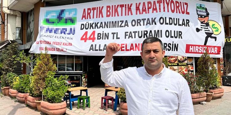 İşletmesine 44 bin lira elektrik faturası gelen esnaf 'hırsız var' pankartı astı, 'kapatıyoruz' dedi