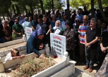 Şenyaşar katliamının d&ouml;rd&uuml;nc&uuml; yılı: Suru&ccedil; esnafı kepenk a&ccedil;madı, mezarlıkta ilk kez anma yapıldı