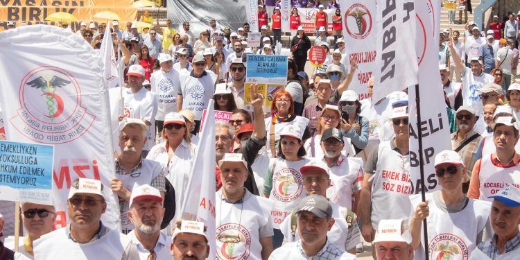 ‘Aylardır oyalıyorsunuz, hekimler bu kötülüğü unutmayacak