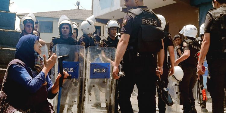 ‘Kentsel dönüşüm’ zulmü, 15 yaşındaki çocuğa ters kelepçe: Ne yapalım, çocuksa çocuk!