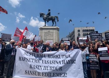 ‘Sansür yasasında basının kapısına kilit vuracak maddeler var’