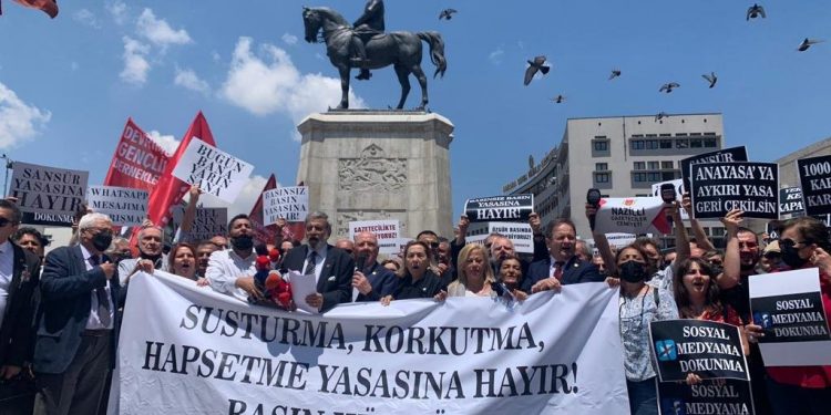 ‘Sansür yasasında basının kapısına kilit vuracak maddeler var’