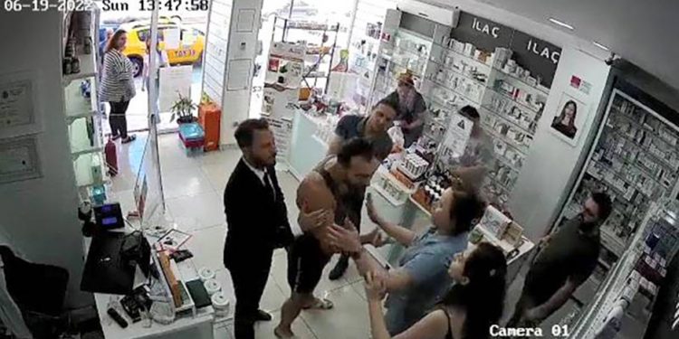 ‘Yanlış adres verdin’ diye eczaneyi bastı: ‘Polis aranırsa kafanı koparırım’
