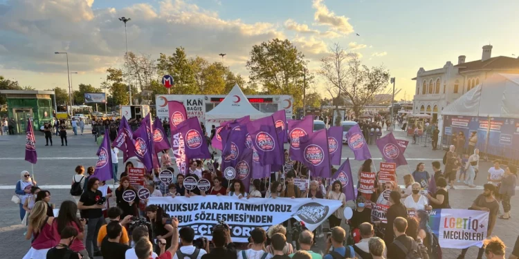 Danıştay Kararı Sonrası Kadınlar İstanbul’da Sokağa Çıktı